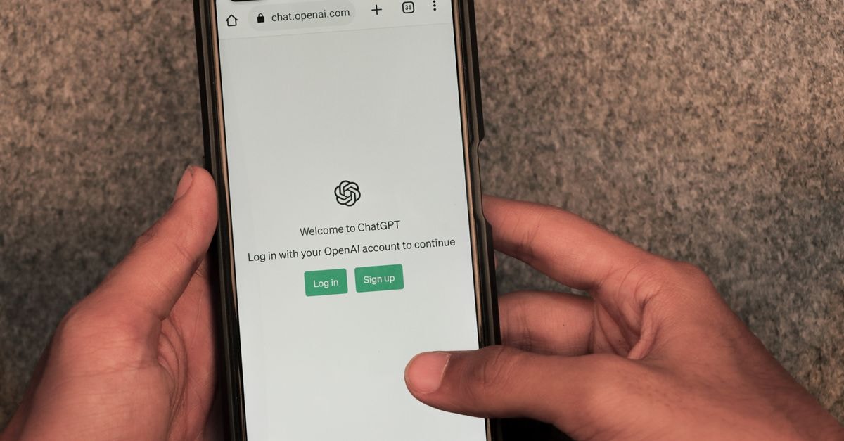OpenAI 推出 GPT-6 Astra,代理自主性問題引發質疑 使用智慧型手機的雙手特寫,螢幕上開啟 ChatGPT 應用程式。