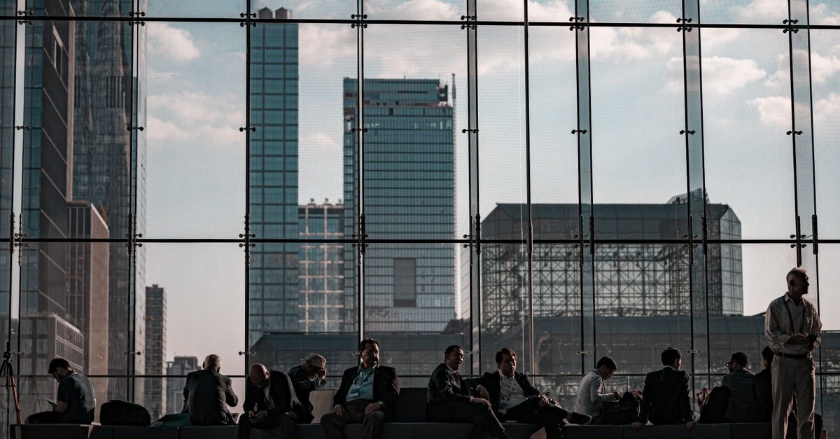 Cloudflare 表示其在第三季緩解了 1,820 萬次網路層 DDoS 攻擊 位於紐約市 Javits Center 的商務人士,背景為透過玻璃幕牆可見的都市天際線。