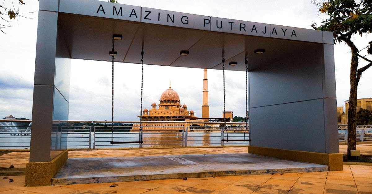 Bukit Rahman Putra travel guide: a quiet Selangor township to explore Stunning view of Putra Mosque framed by a modern archway in Putrajaya, Malaysia. Perfect for travel inspiration.