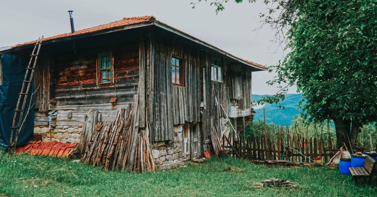 Explore a rustic wooden house surrounded by nature in Bartın, Türkiye, evoking rural charm and tranquility.