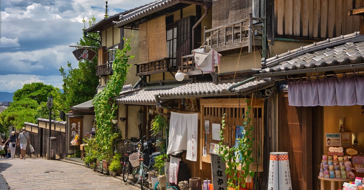 馬赫肯奇旅遊指南:歷史遺跡與在地風味 日本京都迷人的傳統街道,可見歷史悠久的木造房屋與在地商店。