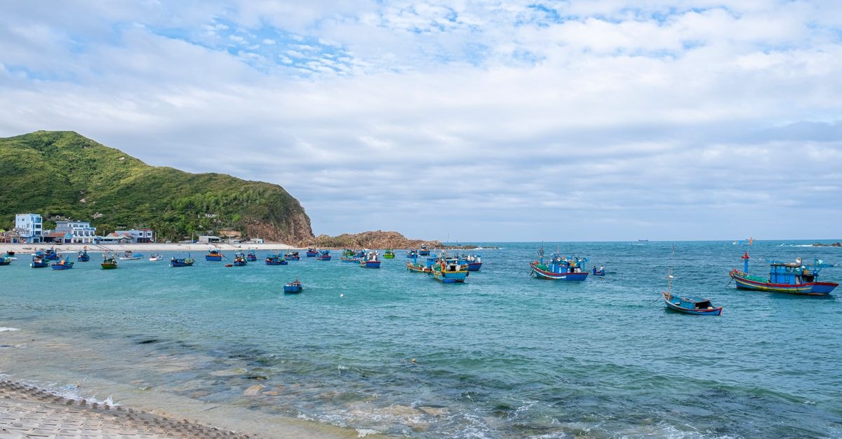 Hata Hotel, Qui Nhon — A Modest Stay on Nguyễn Nhạc Picturesque view of sea coast with sandy beach near wavy water with floating boats on sunny day