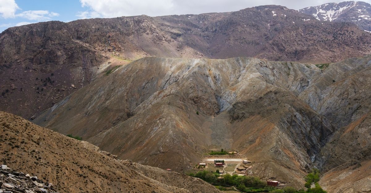 Yasuj Travel Guide: Mountains, Meals, and Local Context Panoramic view of the stunning Atlas Mountains in Morocco, showcasing rugged terrain and serene landscapes.