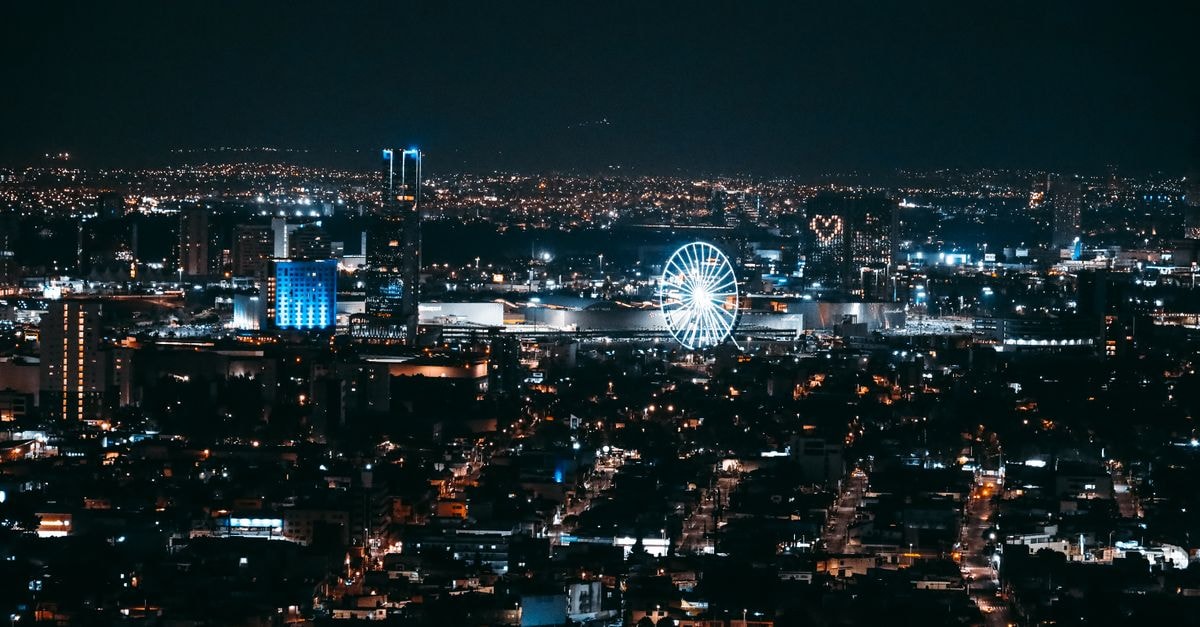 普埃布拉市夜景鳥瞰圖，可見城市天際線在燈光下熠熠生輝，並有一座摩天輪。