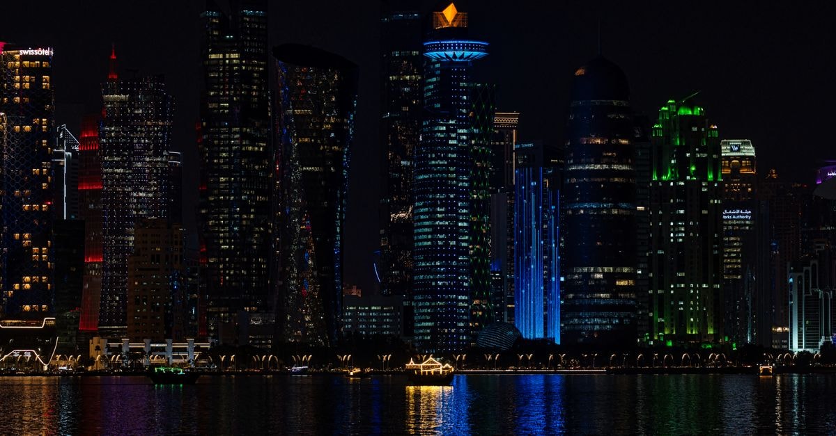 Mandarin Oriental, Doha:位於 Barahat Msheireb,鄰近十二個標註地點的住宿選擇 杜哈夜晚璀璨的天際線燈光,倒映在水面上。