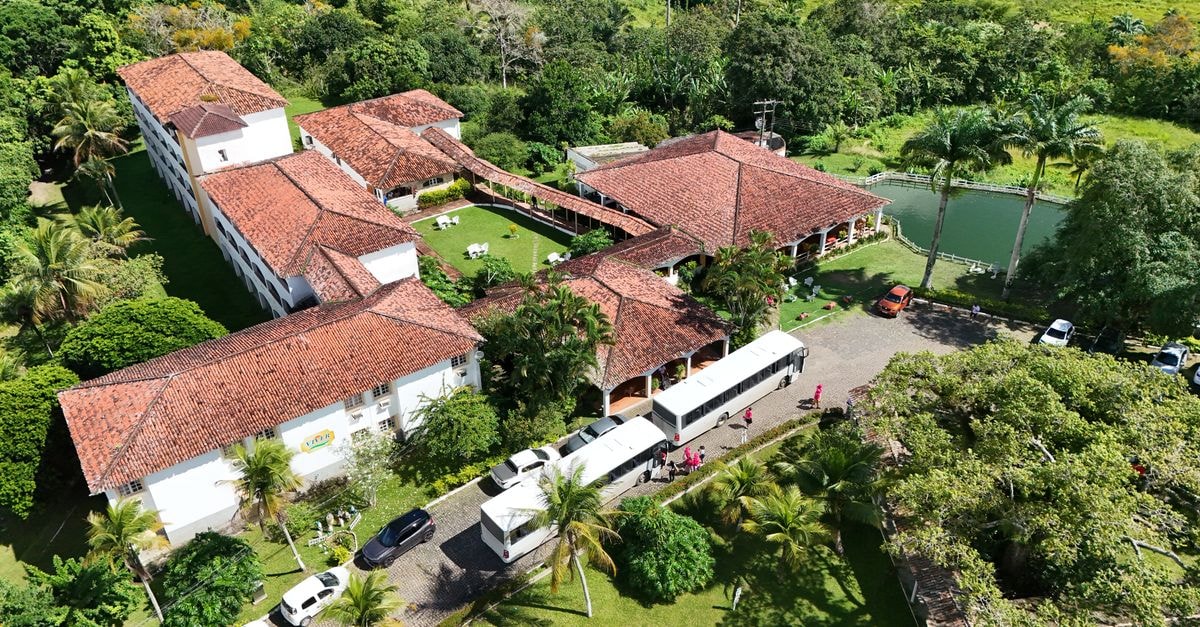 巴西伯南布哥莫雷諾地區一棟歷史建築的空拍照片，紅瓦屋頂被翠綠植被環繞。
