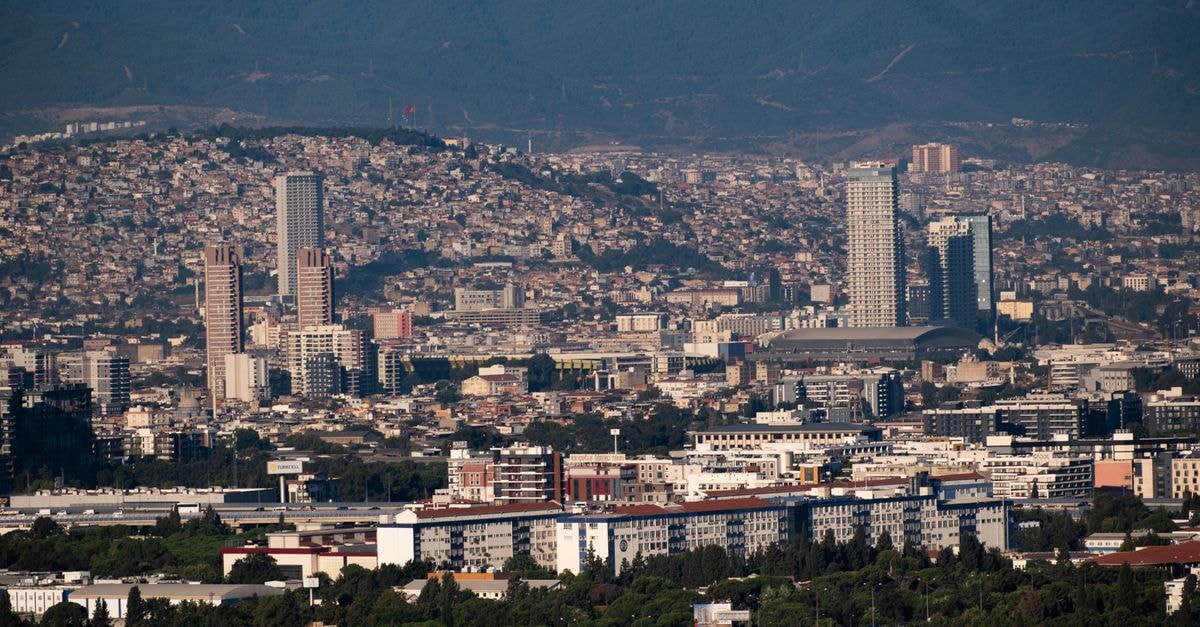 Kilim Otel, Izmir — A 1960s Landmark on the Kordon Aerial view capturing the bustling skyline of İzmir with modern buildings and a backdrop of scenic hills.