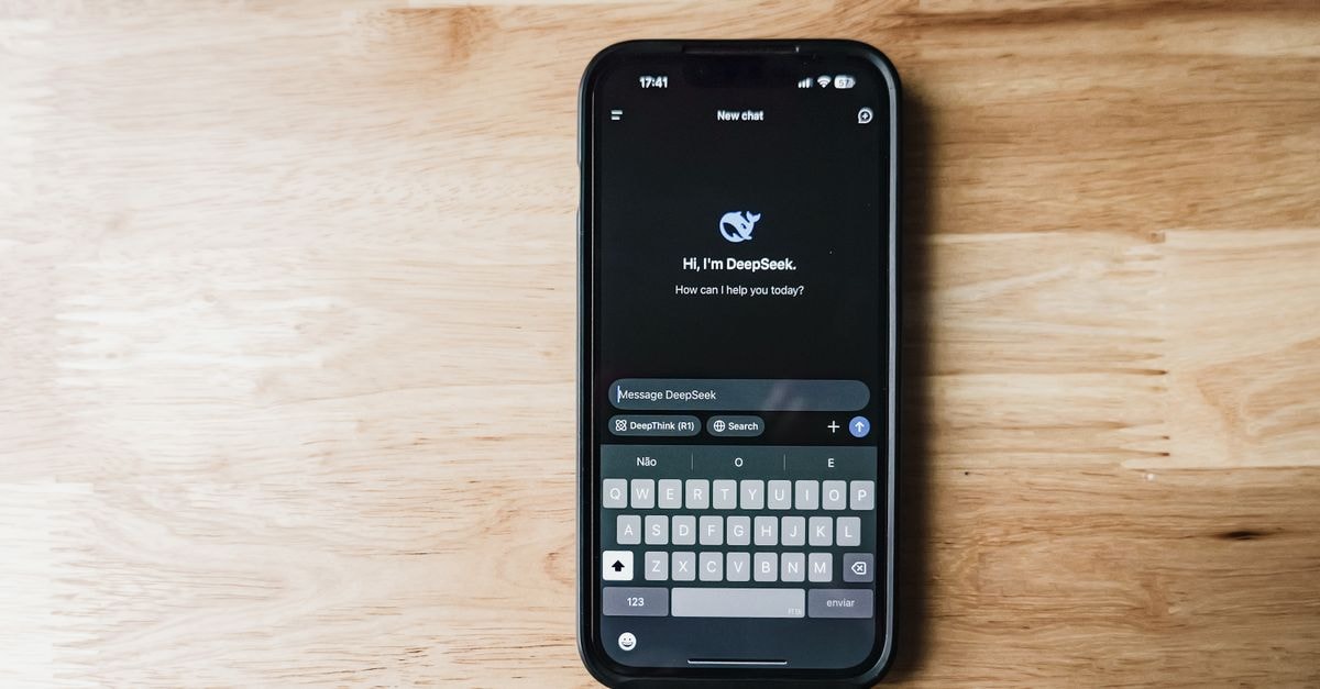 Shopify 推出 Canvas,一款由 AI 對話驅動的商店建置工具 一支放在木桌上的智慧型手機,畫面顯示名為 DeepSeek 的 AI 聊天機器人介面。