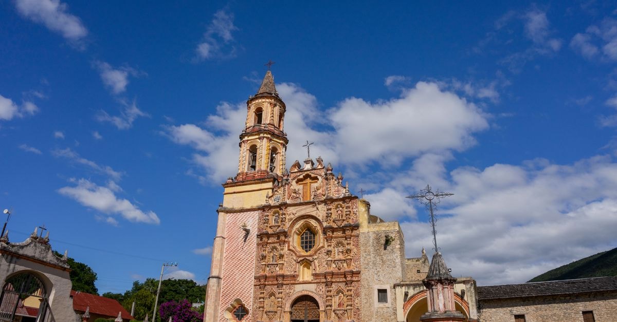 Santo Domingo de los Colorados Travel Guide: Planning Tips, Costs and Things to Do Beautiful view of a historic church under a bright blue sky in Tilaco, Querétaro, Mexico.