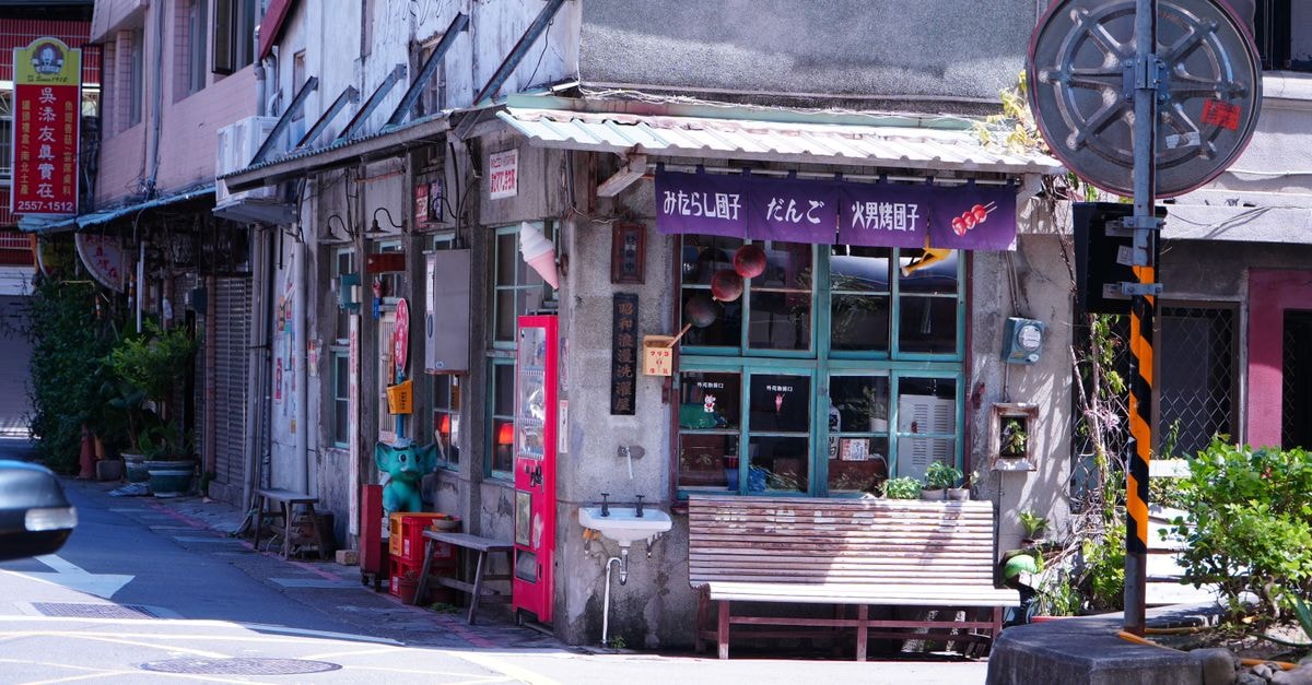 Amravati Travel Guide: Quiet Heritage, Green Corners and Local Flavors Explore a cozy street corner in Taipei's historic district, showcasing unique architecture and cultural charm.