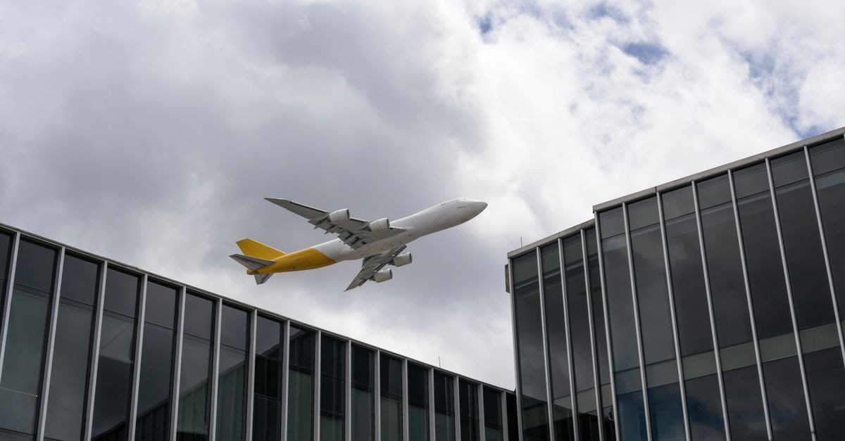 Howmet Aerospace 第三季營收成長 29%,上調財測 一架商用客機低空飛越哥倫比亞波哥大的現代玻璃辦公大樓。