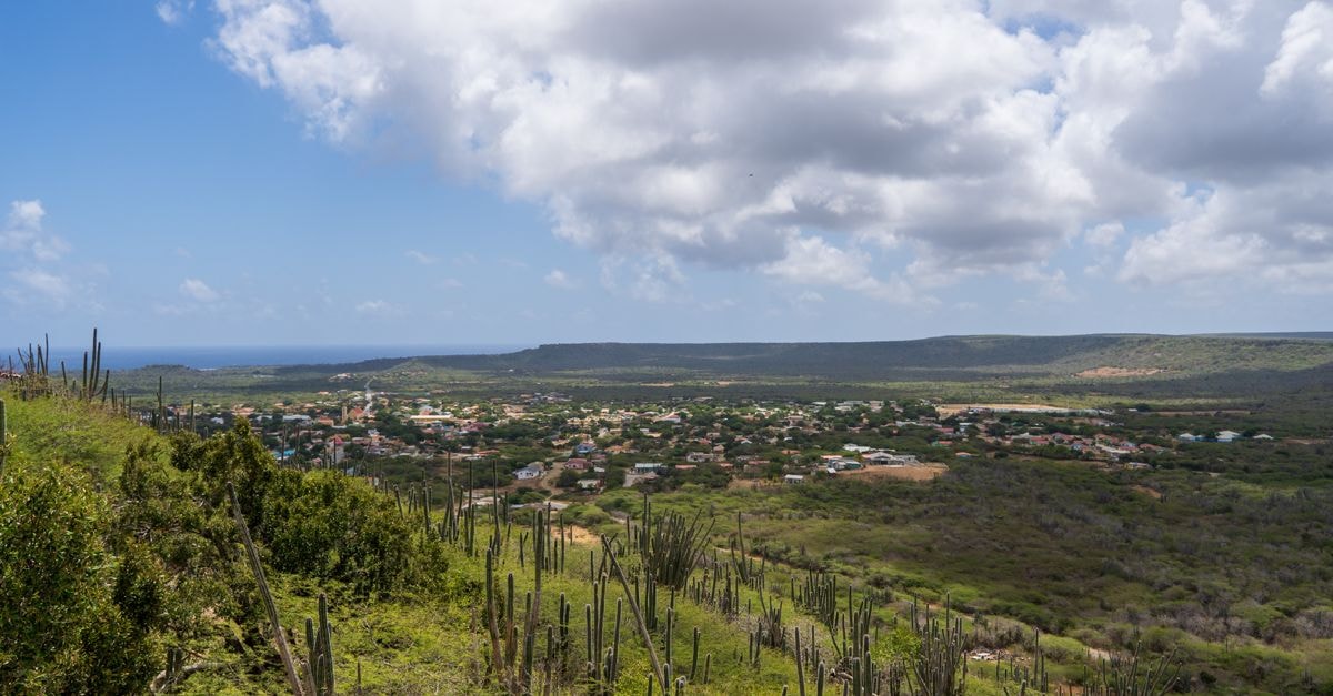 Casa Mantana Bonaire, Kralendijk — An Intimate Adult-Only Oasis Explore the lush green landscape and skyline of Bonaire in the Caribbean.