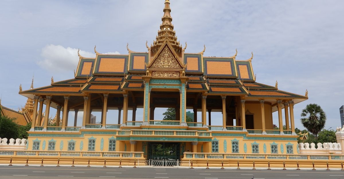 Thai Chong Guesthouse in Phnom Penh: A Street 115 Address Near Orussey Stunning view of the ornate Royal Palace in Phnom Penh, showcasing traditional Cambodian architecture.