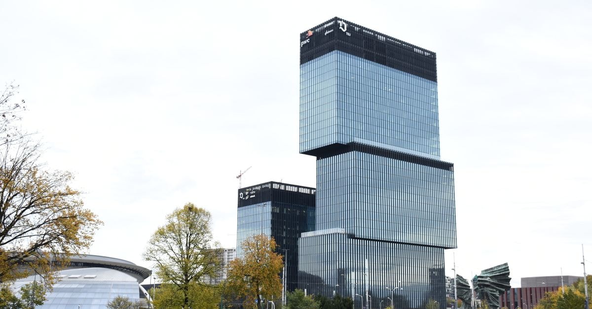 Munich Reinsurance 第二季減持 Palo Alto Networks 持股 77.8% 波蘭卡托維茲一座現代化辦公大樓建築,前景有汽車與樹木。
