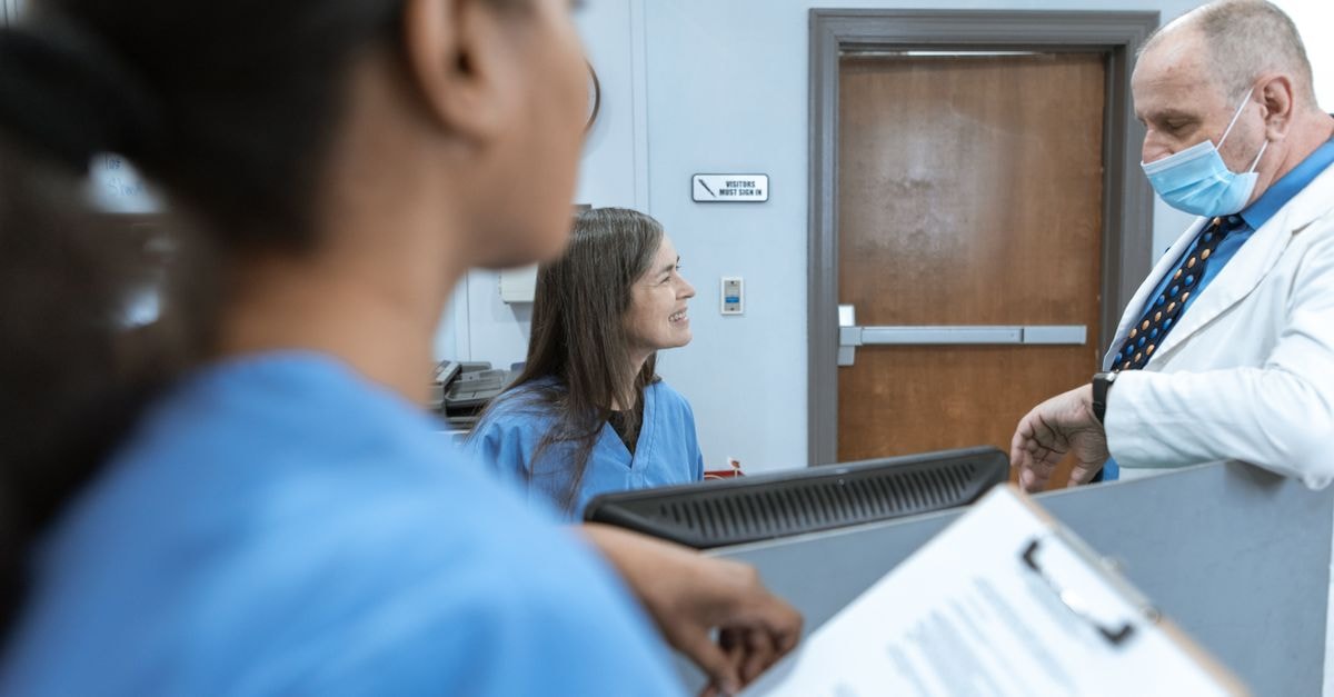 AirSculpt Technologies: Cash Engine Sputters, Balance Sheet and Internal Controls Under Pressure Healthcare professionals in discussion at a hospital reception, emphasizing teamwork and communication.