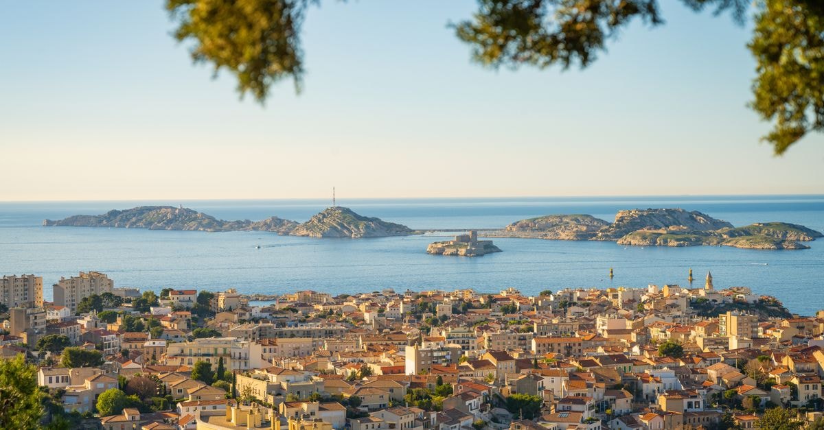 Mr Chou Marseille Opéra: A Guest House on Rue Corneille Panoramic view of the city of Marseille with a clear view of the Mediterranean Sea and nearby islands.