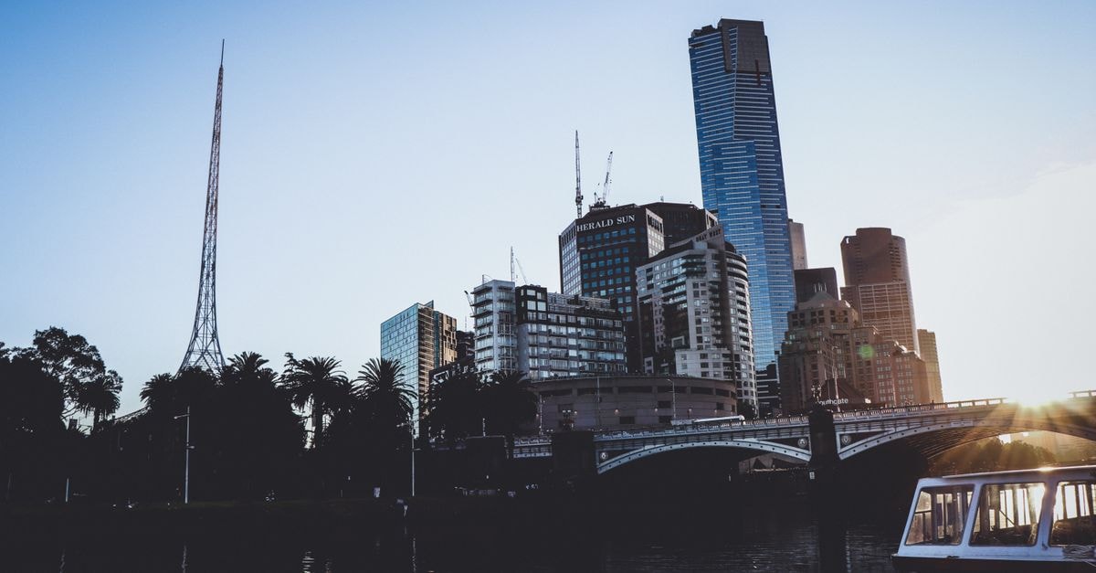 Mercure Welcome Melbourne:雅拉河畔漫步與唐人街探索的中央據點 黃昏時分的墨爾本天際線,高聳的摩天大樓與雅拉河交相輝映。