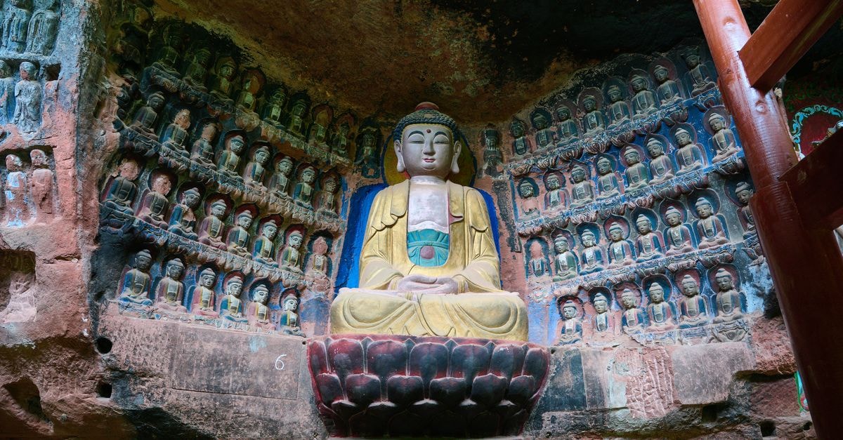 Tianshui Travel Guide: Grottoes, Local Flavors and Slow Days Beautiful Buddhist statues carved into the rocks of Maijishan Mountain, showcasing ancient artistry.