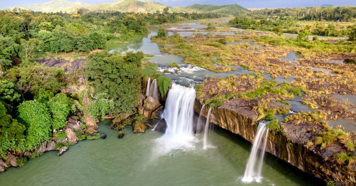 Banfora Travel Guide: Waterfalls, Rice Dishes, and Easy Routes from Bobo Beautiful aerial shot of Dray Nur Waterfall, a scenic natural landmark in Vietnam.