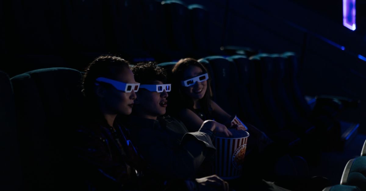 《Once Upon a Time in the Middle East》以 7,000 萬美元週末票房稱霸中國大陸市場 一群朋友戴著 3D 眼鏡,在電影院裡一邊吃爆米花一邊享受電影。