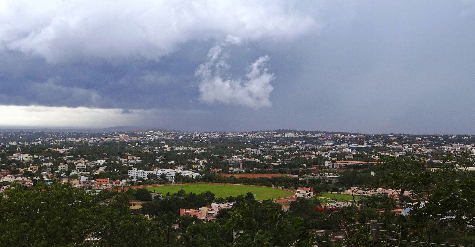 Hubballi 飯店:鄰近拉克希米購物中心、新 Hubli 的實務住宿選擇 從 Nrupatunga Hill 俯瞰 Hubli 市的全景.jpg