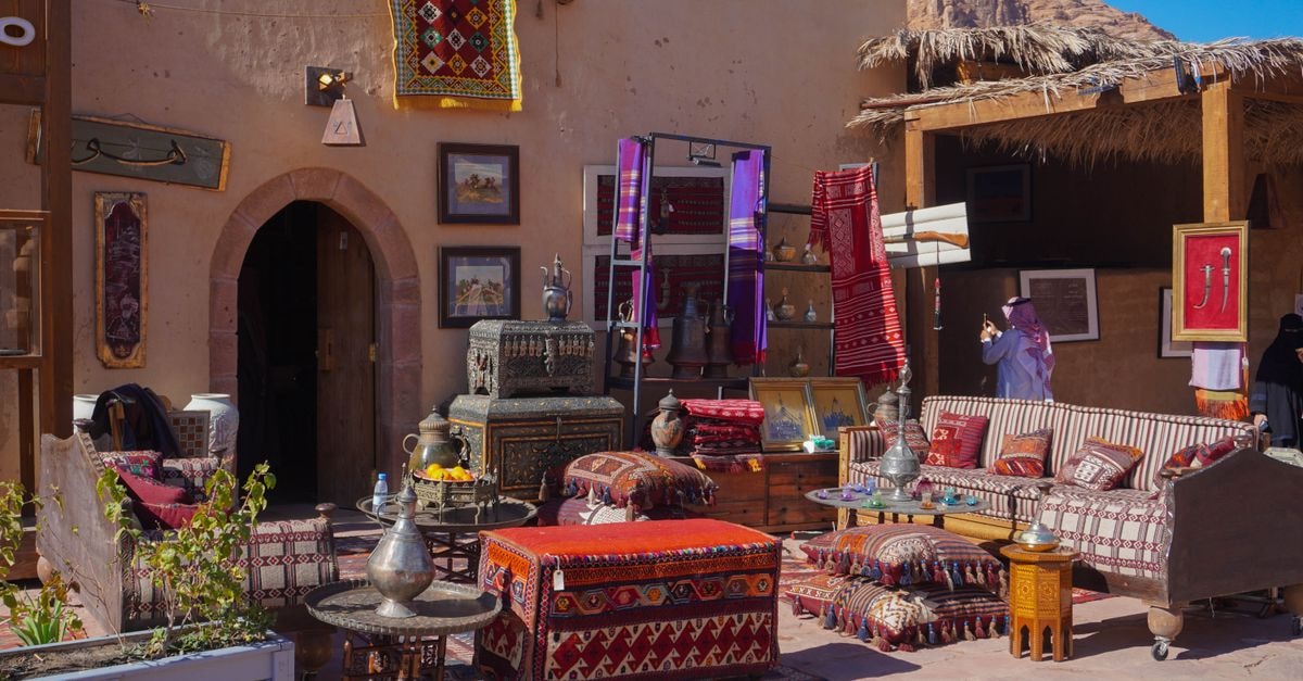 Al-Fashir travel guide: heritage and everyday flavors Explore traditional Arabian decor at a vibrant outdoor market in Saudi Arabia.