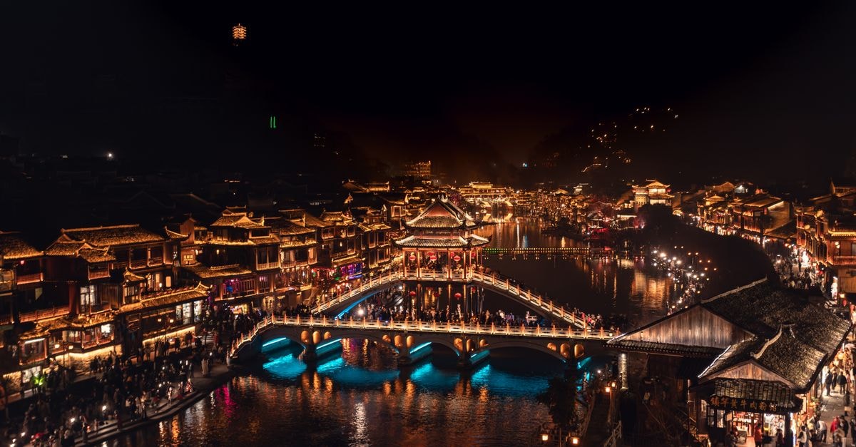FengHuang Samila House, Fenghuang — A Central Base for the Ancient Town Explore the vibrant night scene of Fenghuang Ancient Town, a historic and cultural gem in Hunan, China.