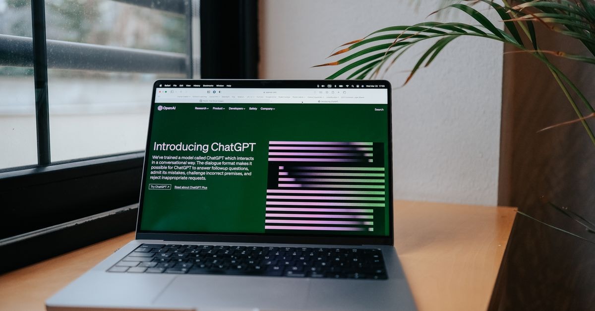 OpenAI 的 ChatGPT Ads 在不到 200 天內達到 10 億美元年化營收規模 一臺筆記型電腦在靠窗的桌上顯示 ChatGPT,呈現現代化的家庭辦公室配置。