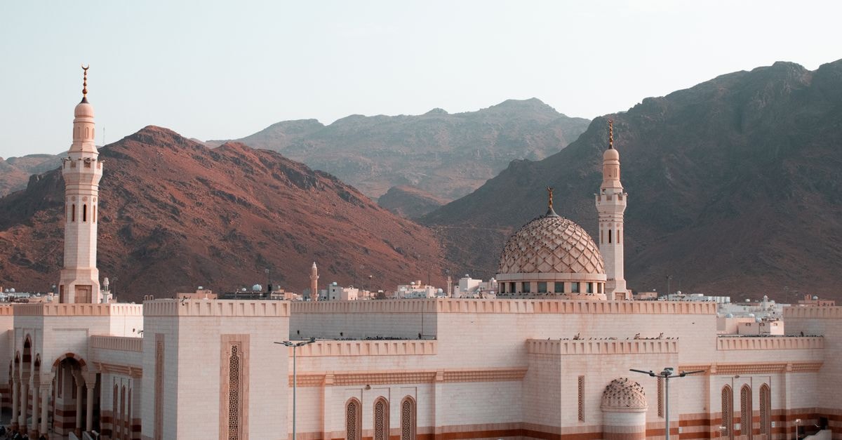 Al-Hasakah Travel Guide: History, Culture and City Context Beautiful mosque with minarets stands against rugged mountain landscape, Saudi Arabia.