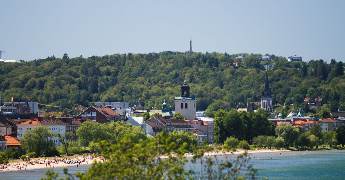 Jönköping Travel Guide: Lakeside Calm Meets Swedish City Energy A vibrant summer view of Jönköping, Sweden, featuring a lakeside with scenic hills and urban architecture.