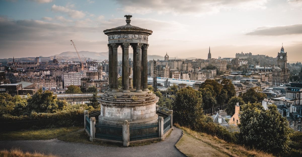Haystack Hostel,愛丁堡:舊城與新城之間的袖珍據點 從愛丁堡卡爾頓丘(Calton Hill)捕捉到的迷人景色,夕陽下展現歷史建築之美。