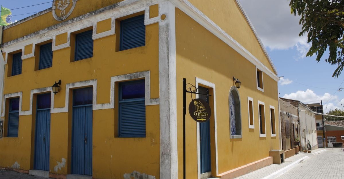 Slow days and easy plates: a Sorocaba travel guide Colorful colonial architecture with distinctive blue doors in a historic street under blue skies.