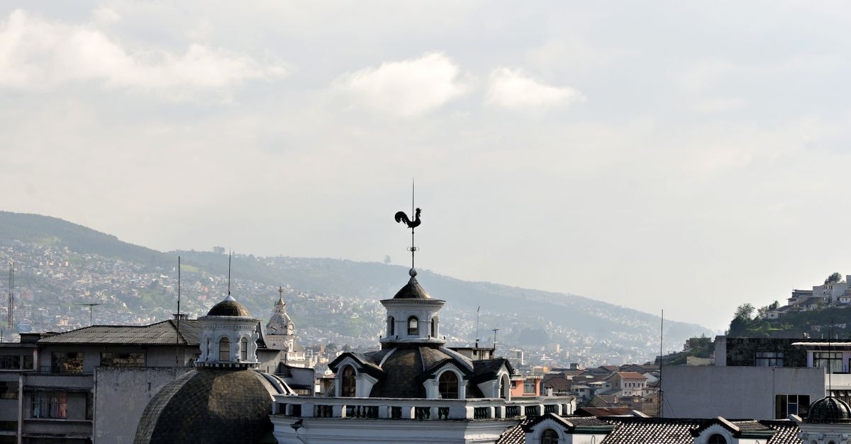 Discovery Quito Hostel, Quito — A La Mariscal Base Near the Old Town Scenic view of Quito's historic rooftops with Andean mountains in the background under a bright sky.