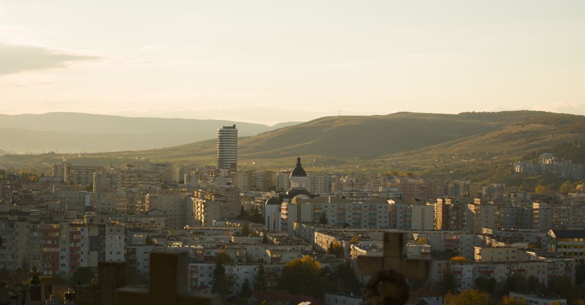 Hotel Ramada Râmnicu Vâlcea in central Râmnicu Vâlcea: a 900 m hop from the train station A scenic view of Cluj-Napoca city against the backdrop of rolling hills at sunset.
