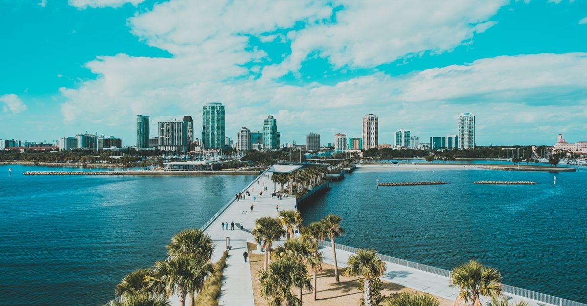 Hotel Tampa Riverwalk 坦帕館:Ashley Drive 河畔住宿 從空中俯瞰佛羅裡達沿岸城市,棕櫚樹、碼頭與晴朗天空盡收眼底。