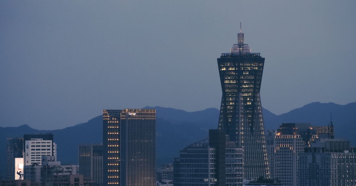 壯麗的城市景觀，摩天大樓在暮色天空中熠熠生輝。