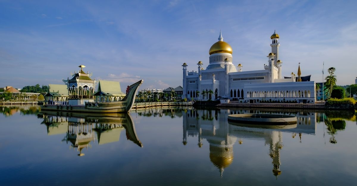 Abdul Razak Hotel Apartments in Bandar Seri Begawan: Apartment-Style Comfort on Jalan Laksamana Abdul Razak Stunning view of Omar Ali Saifuddien Mosque with its reflection in Brunei, captured at sunrise.
