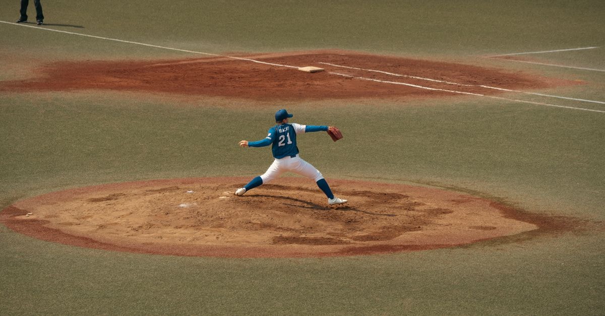 Big 12 公佈 14 支會員校的 2027 年聯盟棒球賽程 棒球選手在東京棒球場比賽中投球瞬間,展現運動的強度與專注力。