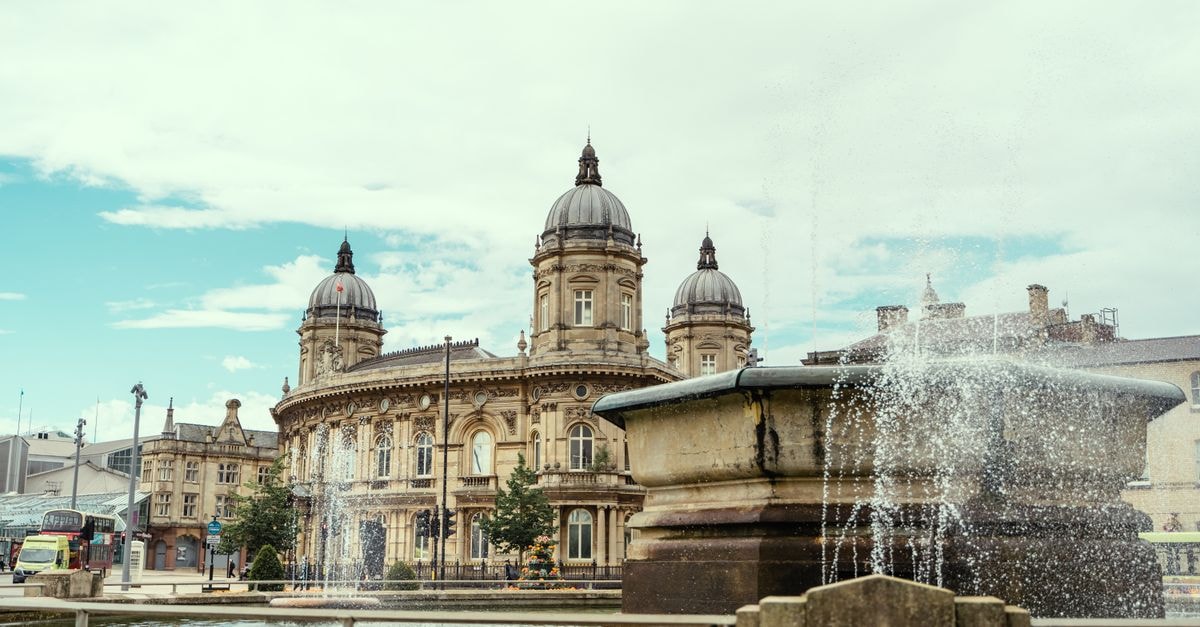 Leicester Travel Guide: Planning Tips, Costs and Things to Do Captivating view of historic architecture and fountain in Kingston upon Hull, England.