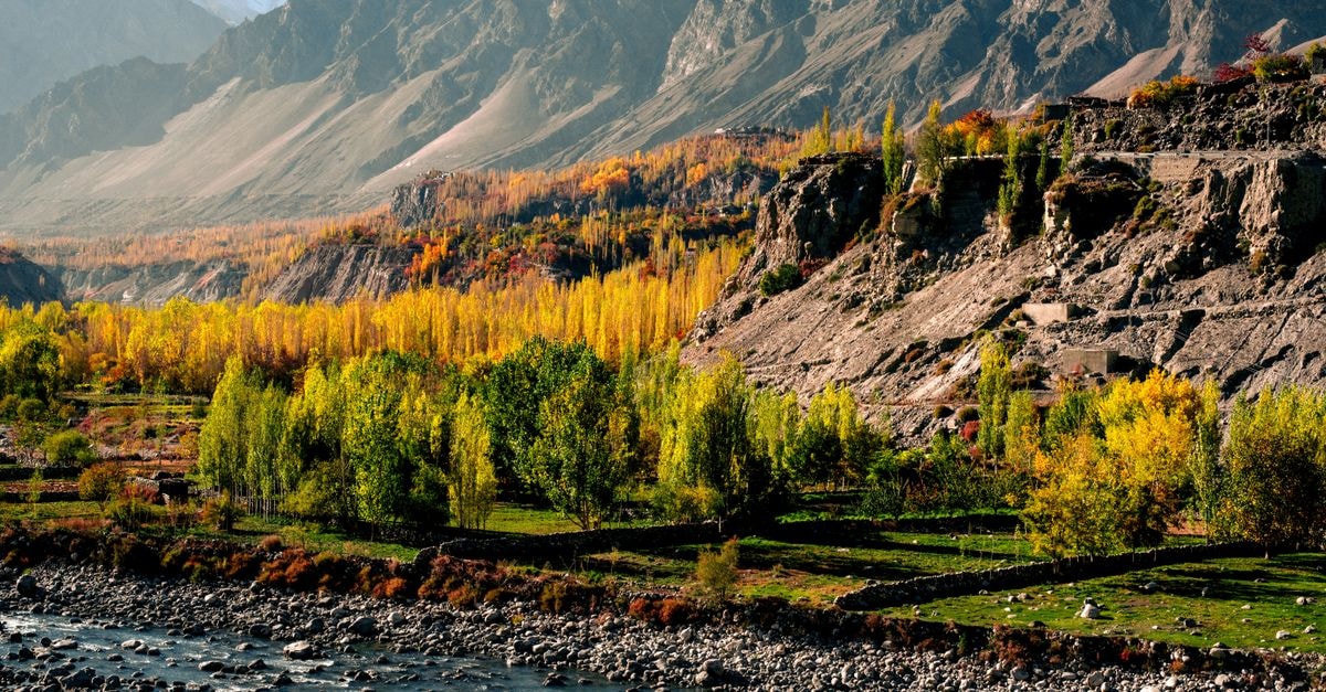 Skardu travel guide: a high-mountain gateway with deep roots Beautiful autumn landscape of Hunza Nagar with rugged mountains and vibrant foliage.