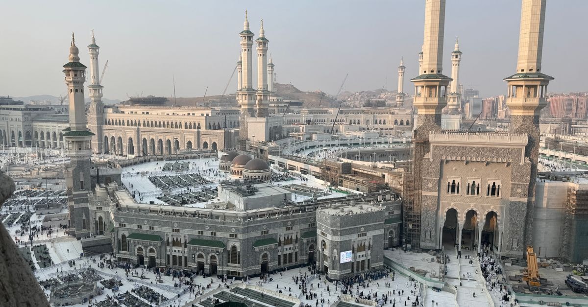 Breathtaking aerial view of Masjid al-Haram and the Kaaba in Mecca, Saudi Arabia.