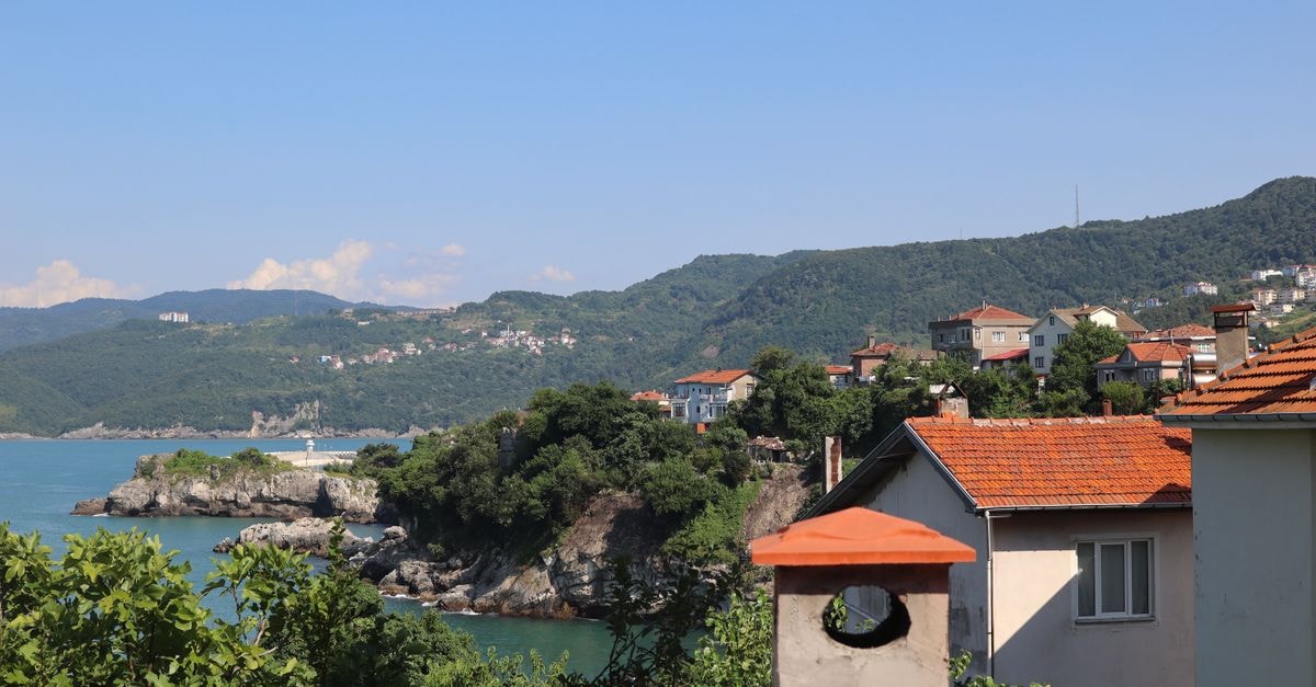 Picturesque coastal landscape of Amasra, Türkiye with houses and sea view.