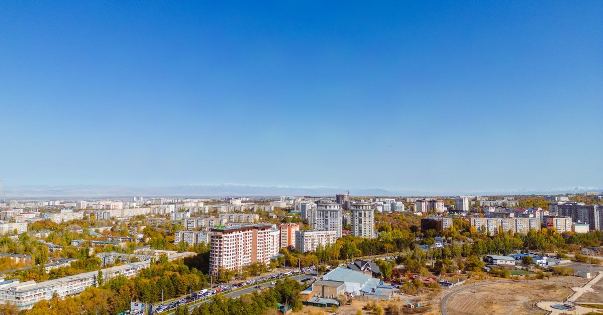 Гостевой дом 86 in Khanty-Mansiysk: A Quiet Stop on Ulitsa Beznoskova Aerial view of a sprawling city with blue sky and urban architecture.